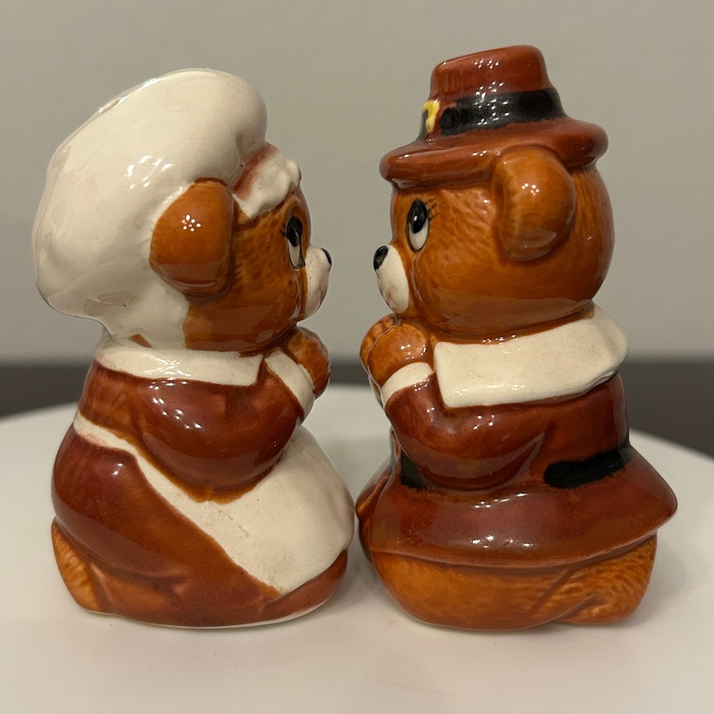 Vintage 80’s Lefton Pilgrim Bears Ceramic Salt and Pepper Shakers - Picture 2 of 9
